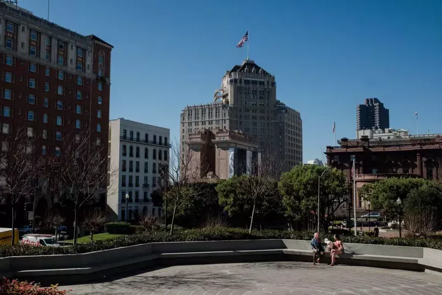 Nya Cruz sentada em Nob Hill.